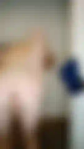 Esticando meu cuzinho apertado e punhetando meu pau.