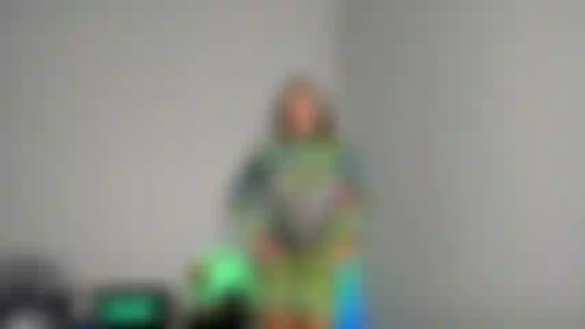 Mulher experimenta saltos luxuosos / vestido de látex e depois se torna um robô submisso.