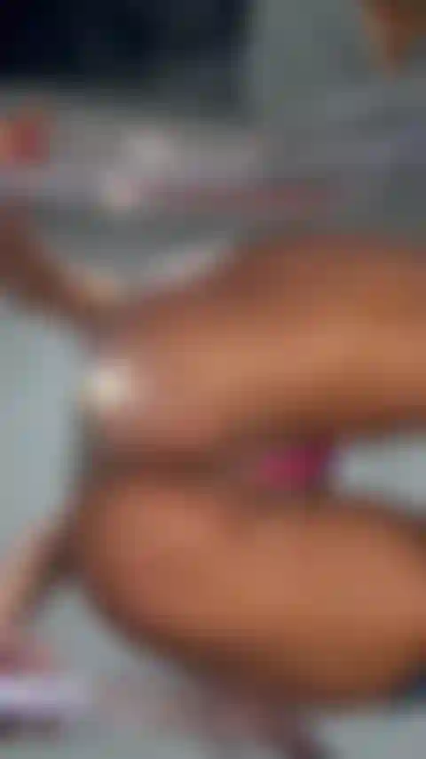 Sentada de frente (sem áudio e não é necessário).