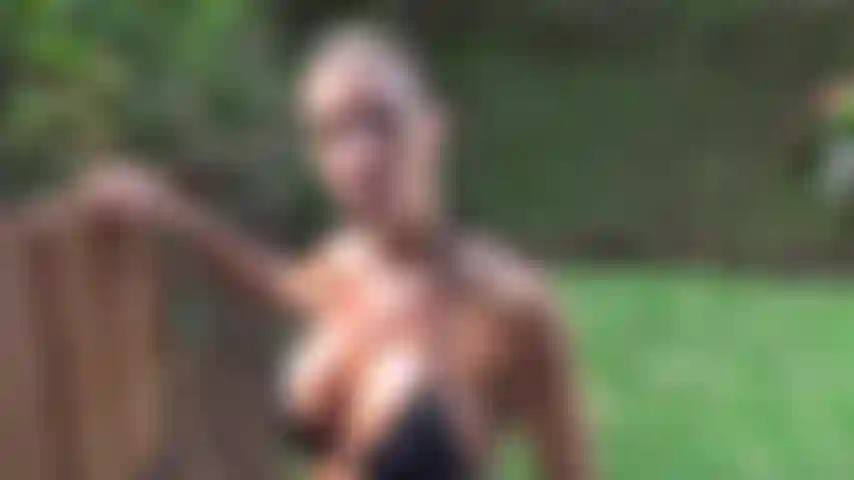 Se você perdeu, aqui está o chuveiro ao ar livre. Completamente nua e sabonete, assista-me amar cada centímetro do meu corpo oleado com água e depois sabonete, logo após a piscina.