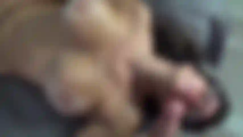 Não quero o esperma dele, mas tá na minha cara mesmo assim. Veja-me limpar o pau com a boca.