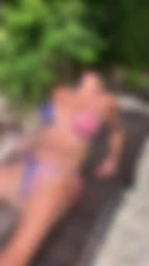 Molhe-me antes do show de biquíni e água. Pulverize-me com sua mangueira.