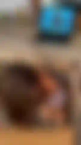 É assim que eu chupo seu pau grande debaixo da mesa.