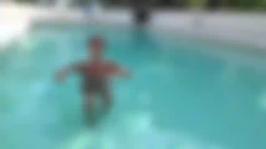 A milf emerge da piscina.