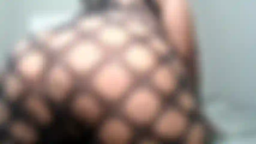 Balançando essa bunda toda.