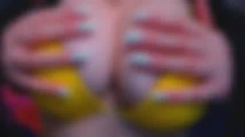 Apertando e lambendo peitos.