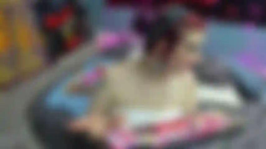 Me foda com sua namorada no telefone.