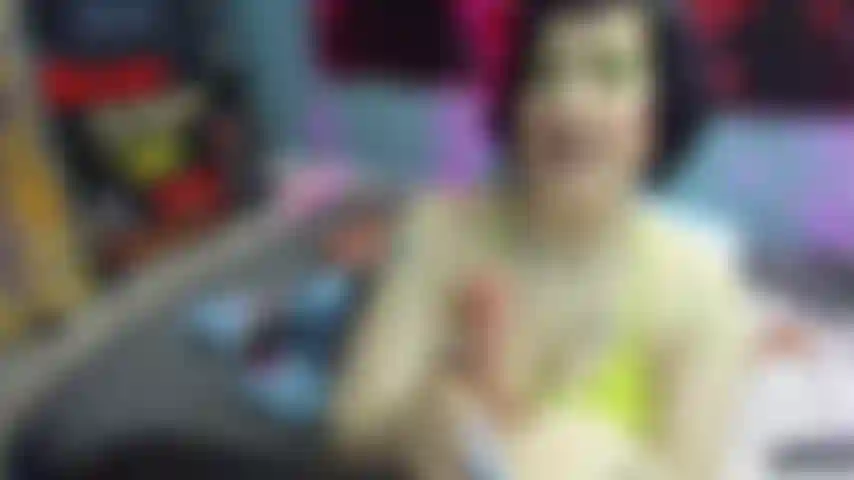 Engasgando, babando, lambendo garganta profunda.