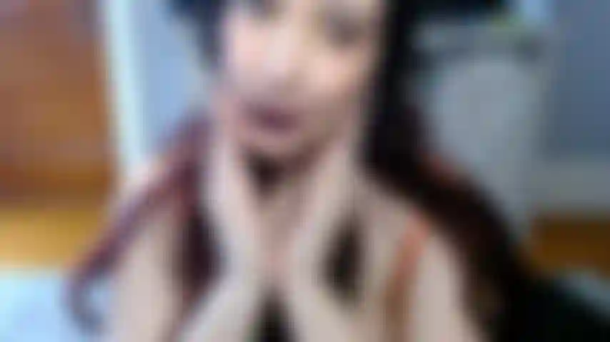 Garota gótica goza na minha cara.