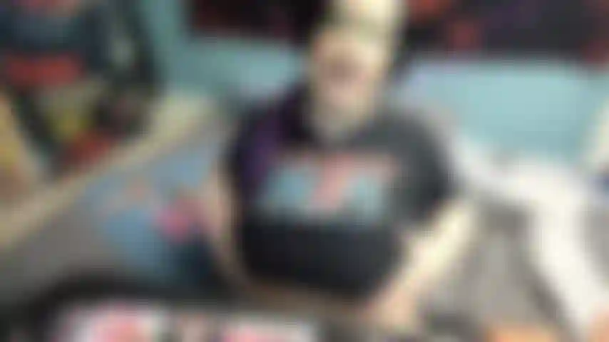 A vibração da ponta anal me faz balbuciar e implorar por esperma.