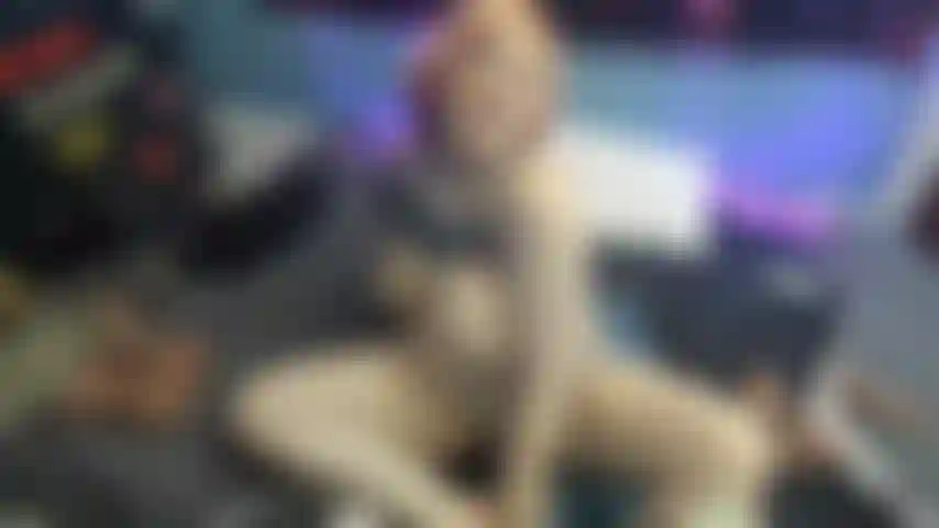 Uma loira peituda que incentiva e esguicha.