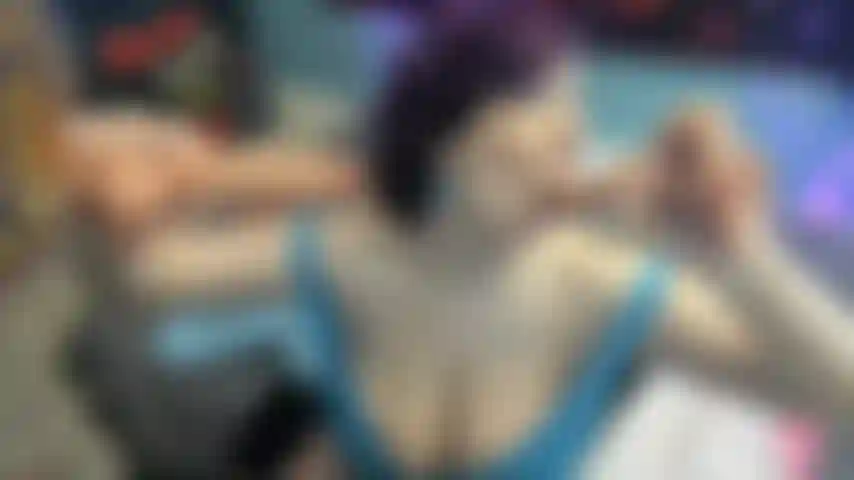 Uma super vagabunda que faz gangbang. "Preciso de vários paus".