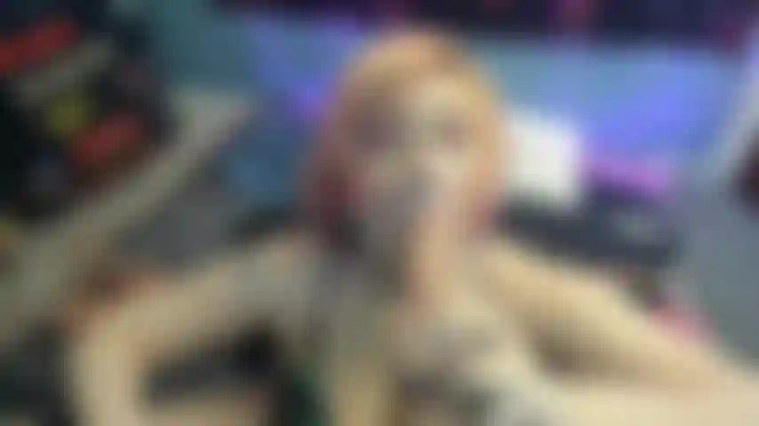 Engasgando, cuspindo, babando em peitos, garganta profunda e cabeça molhada.