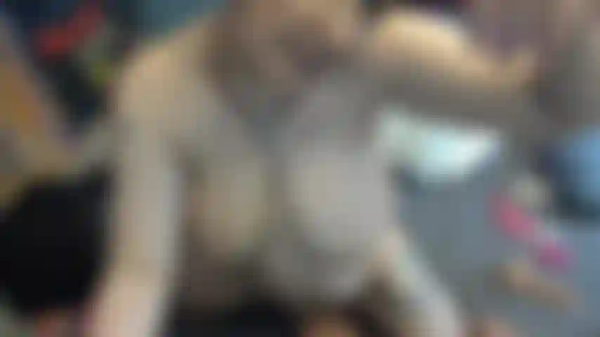 Cavalgo um andrew e discuto fantasias de sexo a três.