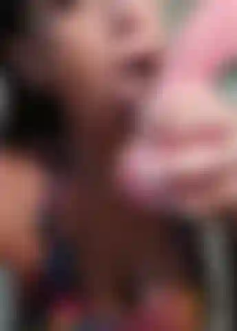 Lambendo um vibrador grande.