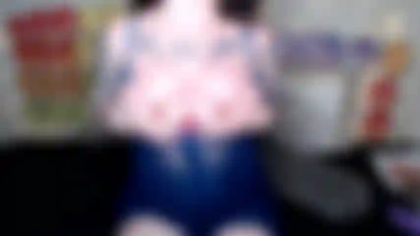 Gozando forte com meu vibrador roxo na minha boneca azul escuro.