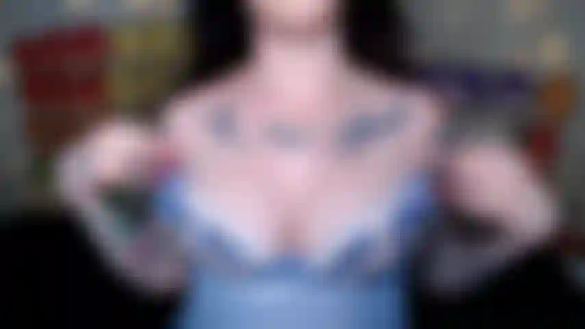 Gozando forte através da minha calcinha em uma boneca roxa clara, veja como minha calcinha fica molhada enquanto eu gozo.