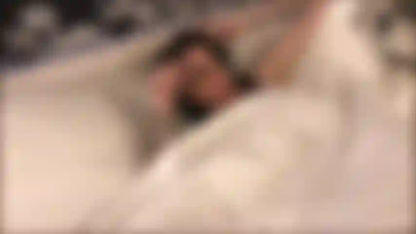 A melhor amiga gostosa de sua filha vai passar a noite. Você não pode deixar de esgueirar-se lá. Quando ela percebe o que está acontecendo ela confessa que sempre te achou gostosa. Shh fica quieto!