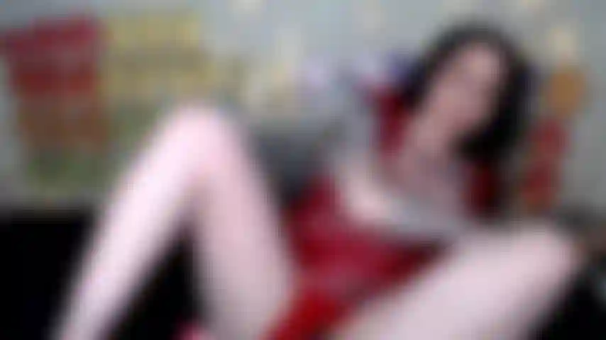 Gozando forte na minha boneca vermelha com plug anal azul.