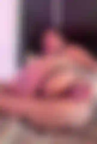 Fodendo meu cuzinho apertado com um vibrador transparente.