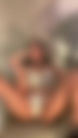 Fodendo minha buceta no estilo missionário.