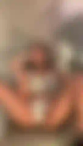 Fodendo minha buceta no estilo missionário.