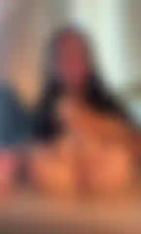 Uma garota bonita chupando um vibrador enorme.