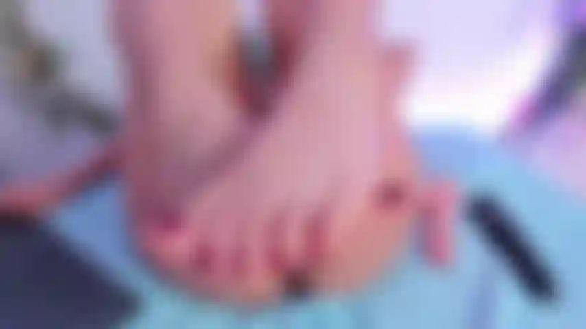 Dedilhando minha buceta e mostrando os pés.