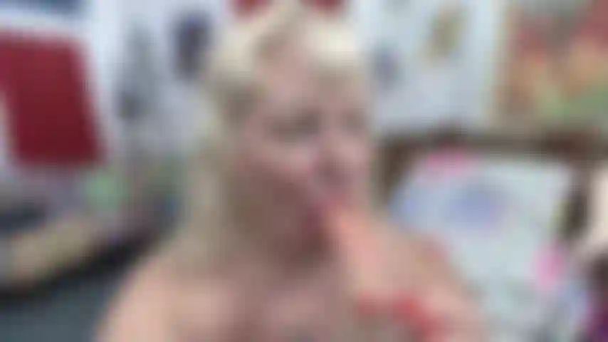 Pov_de_mim_chupando_um_brinquedo_branco---gemendo_e_conversa_suja---em_pé_mostrando_minha_bunda_grande_com_sapatos_verdes_e_meias_bege_até_a_coxa.