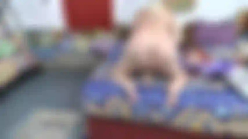 Uma cowgirl reversa com solas dos pés fodendo minha buceta com um brinquedo, uma conversa de milf gostosa.