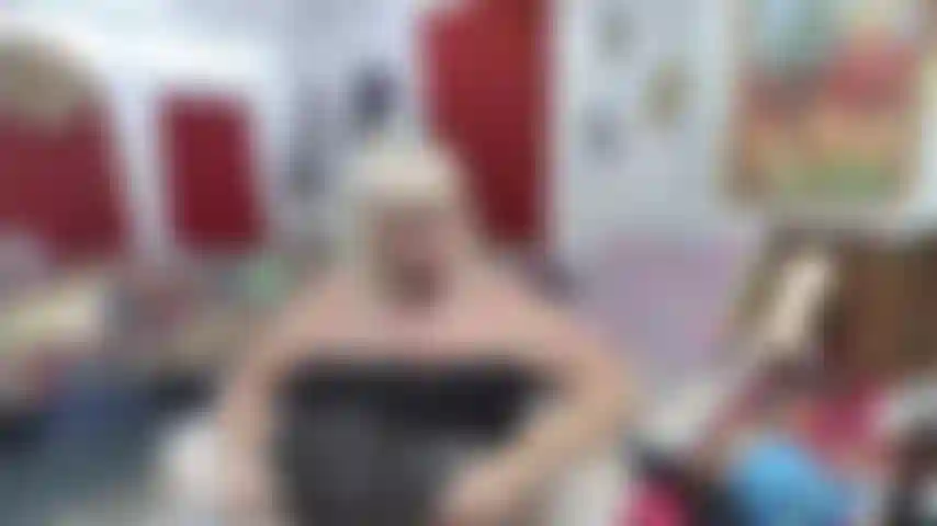 De couro preto, calcinha, salto alto provocante, peitos e cuzinho aberto para meu garoto safado.