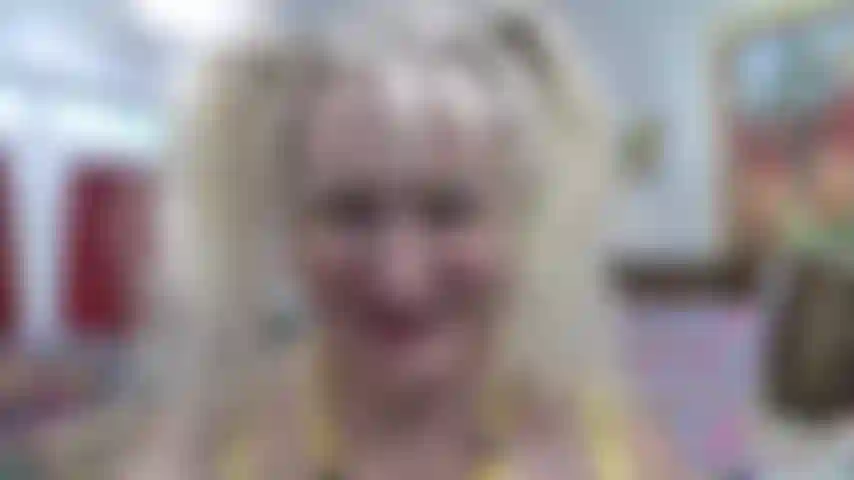 Só que com o rosto em pé, sem maquiagem, rabos de cavalo e colocando um brinquedo no rosto para eu poder sentir o cheiro da sua noz.