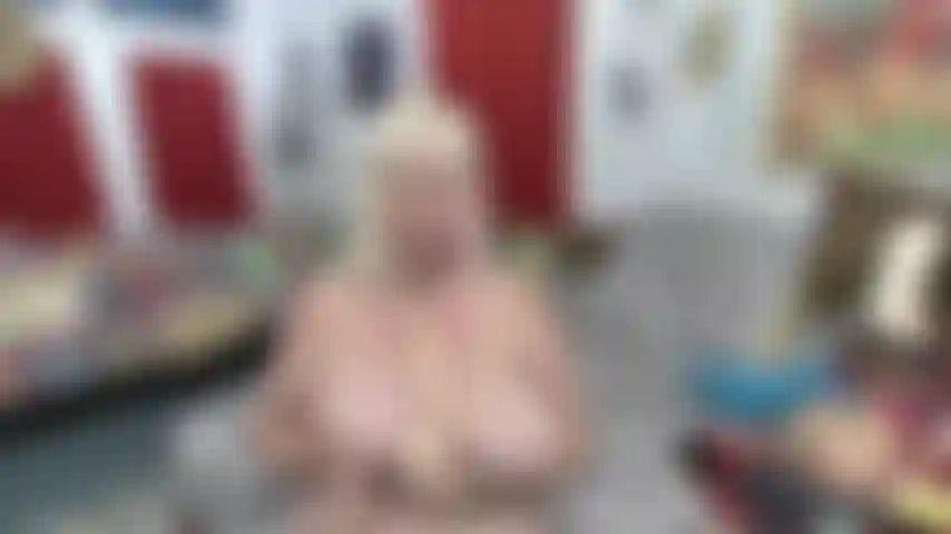 Esguichando brinquedo branco no rosto e nos peitos---conversa suja.