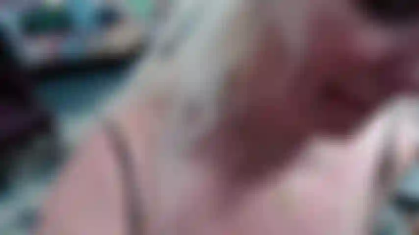 Orelhas de gato, cauda butt plug, meia-calça preta corpo inteiro salto vermelho---indo para uma festa de halloween---1 peito para fora da fantasia.