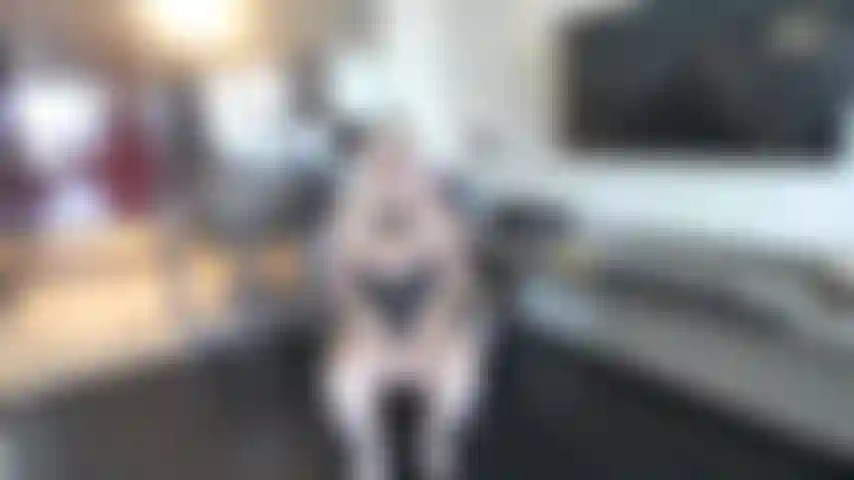 Vídeo de comida---saltos pretos---lingerie---seios à mostra---chupando uma banana---abrindo as pernas no ar fodendo a banana---comendo a banana.