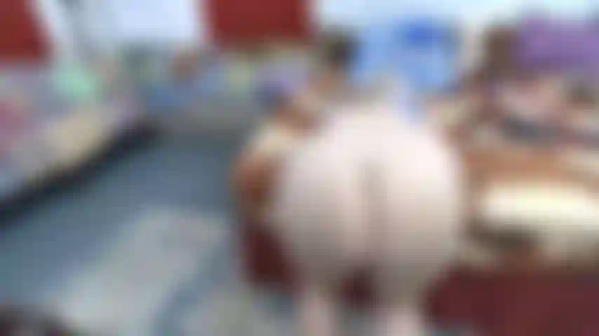 Balançando minha bunda grande e redonda e dando-lhe encorajamento.