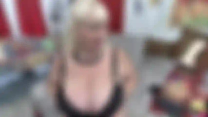 Nenhuma nua---esfregando_meu_sutiã_dando_a_você_encorajando_enquanto_eu_masturbo_um_brinquedo_branco.