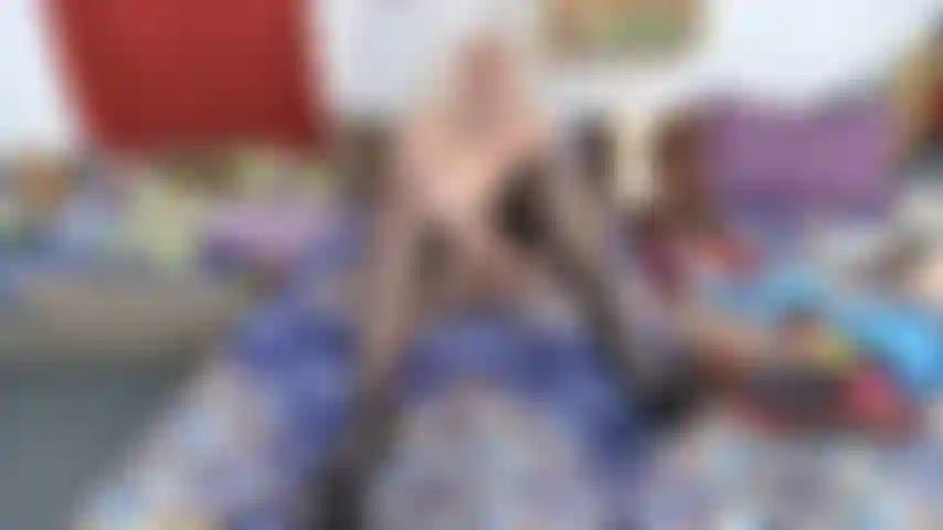 Meias pretas transparentes, com saltos, fazendo você comer minha buceta, de quatro com o cuzinho aberto.