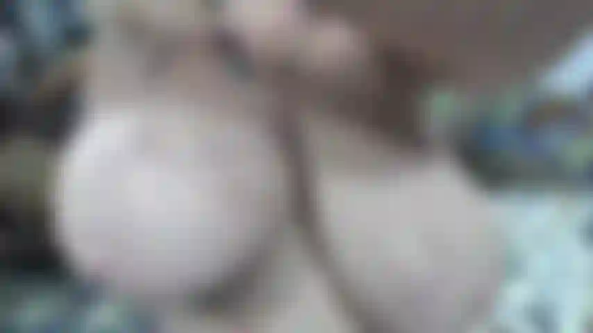 Com peitos saltitantes em minhas mãos e te dando encorajamento.