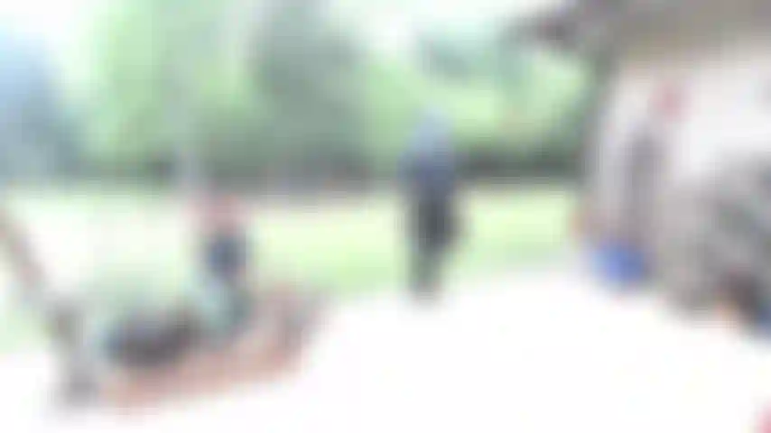 Masturbando meu pau preto nas plantas do quintal.