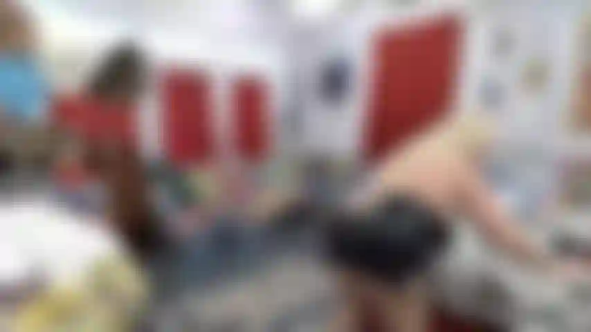 Vestido preto, peitos, livrando boneca inflável.