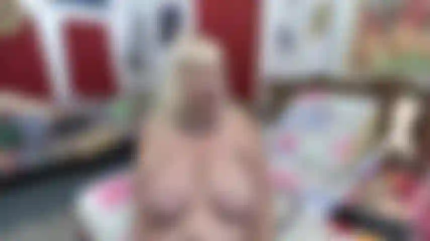 Fodendo sua milfy---peitos pendurados apenas---de lado na cama para que os peitos fiquem pendurados e mostre a bunda---de frente para a câmera com os peitos pendurados--dê incentivo.