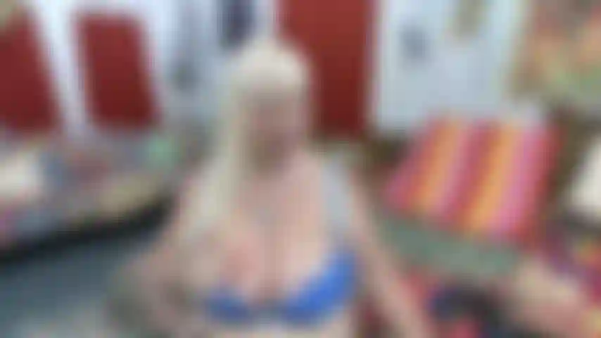 Nenhuma nua, dando-lhe encorajamento enquanto você acaricia meu decote no meu lindo sutiã.