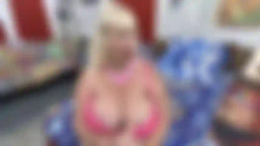 Nenhuma nua---teaser_video_bra_&_jerking_toy_with_hand.