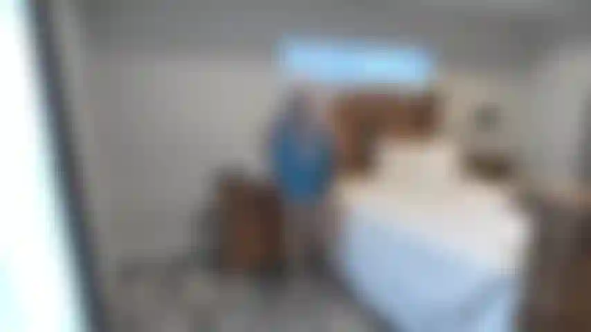 Faço uma dramatização de que meu amante está tendo um caso---chutando suas bolas, posando, de topless.