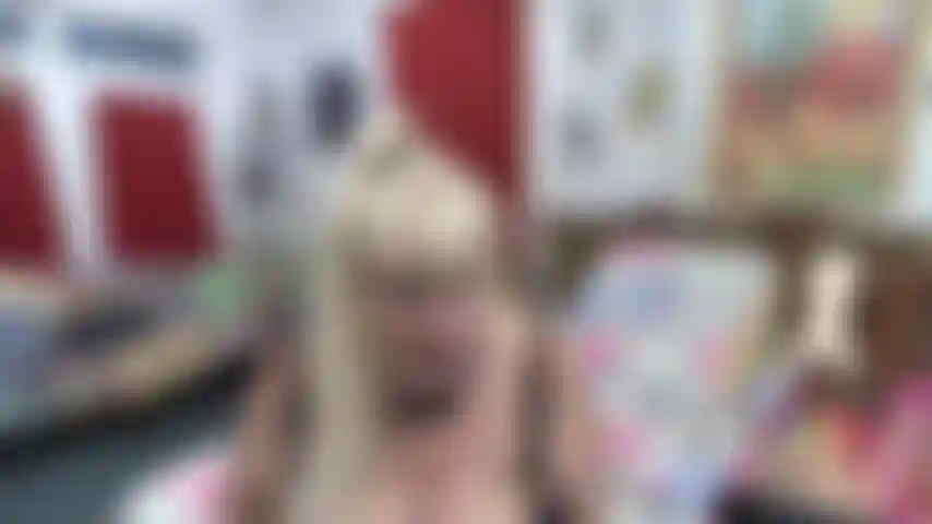 Uma madrasta---uma madrasta_fodendo_com_suas_botas_pretas--uma_buceta_com_um_brinquedo_branco.