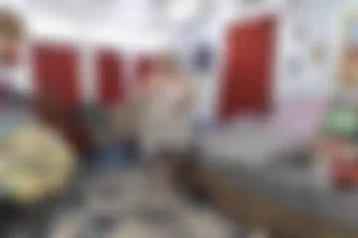 Vizinha safada - alguém na porta e eu acidentalmente derrubo a toalha.