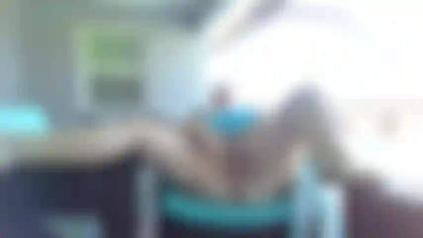 Na cadeira do pátio, abrindo minha buceta e transando com ela com um brinquedo, chupando um brinquedo.