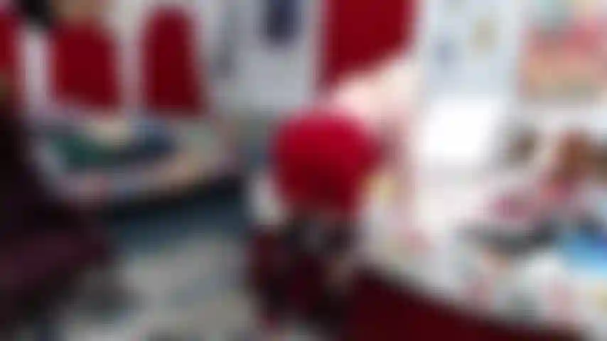 Vestido vermelho, meia-calça preta, salto alto vermelho---fico de pé e te provoco com o vestido----deito, tiro os seios para fora e fodo a buceta com um brinquedo---lambo e chupо a ponta do salto alto.