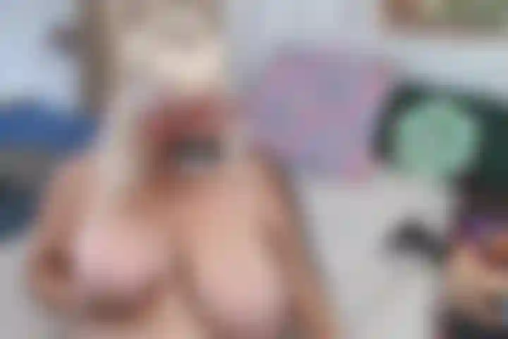 Peitinhos de brinquedo e gemendo com máscara de mergulho, regulador na boca e brinquedo esguichando.